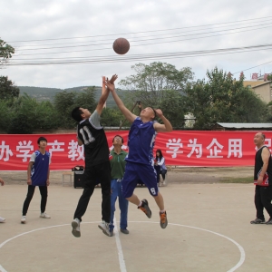 岷山技工學(xué)校慶國(guó)慶迎中秋籃球友誼邀請(qǐng)賽圓滿(mǎn)落幕