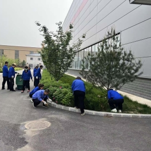 公司各單位部門(mén)開(kāi)展綠化衛(wèi)生責(zé)任區(qū)清潔活動(dòng)